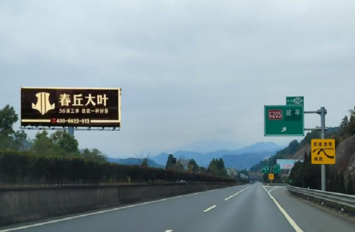 南互通匝道口左侧9K北站方向草地