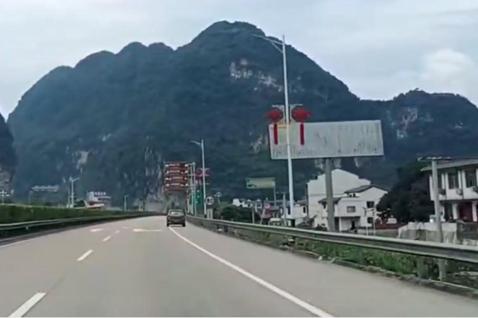 兰海高速--河池市 都安南互通口收费站附近广告牌